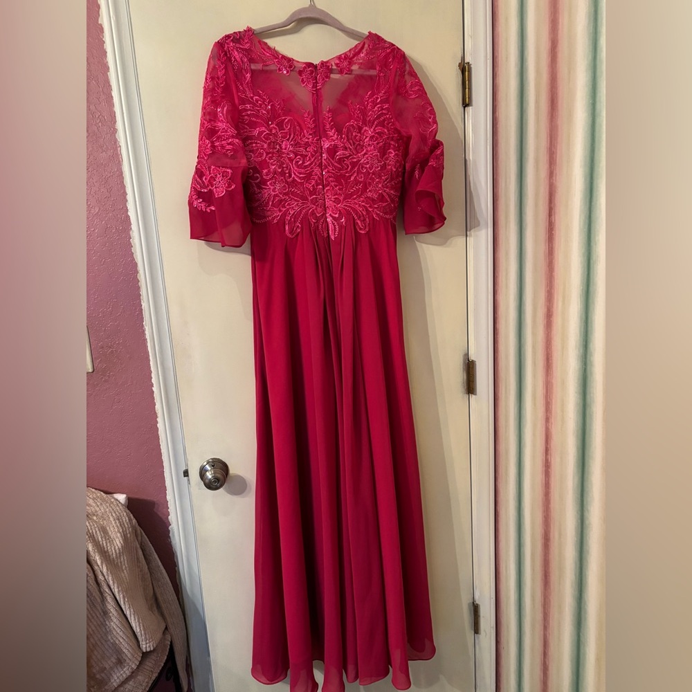 Elegant Pink Lace Evening Gown